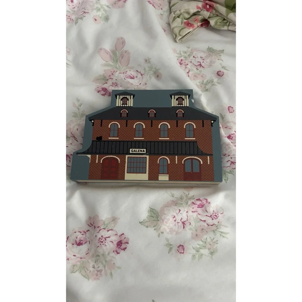 The Cats Meow Cat's Galena , Illinois Railroad Station House Rare Vintage Shelf